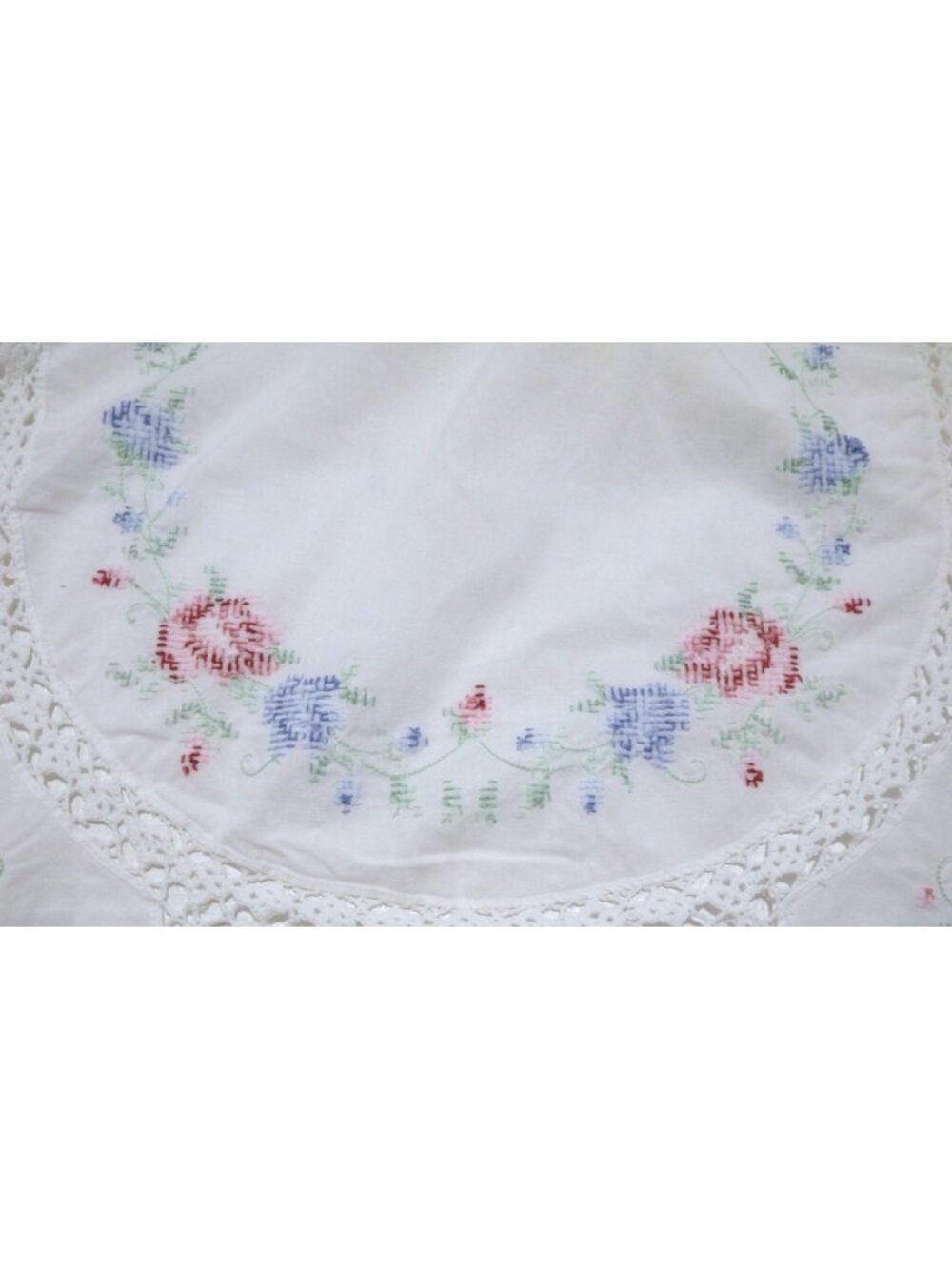 Vintage hand embroidered needlepoint cotton oval tablecloth blue & pink 64 x 96 - Picture 4 of 4